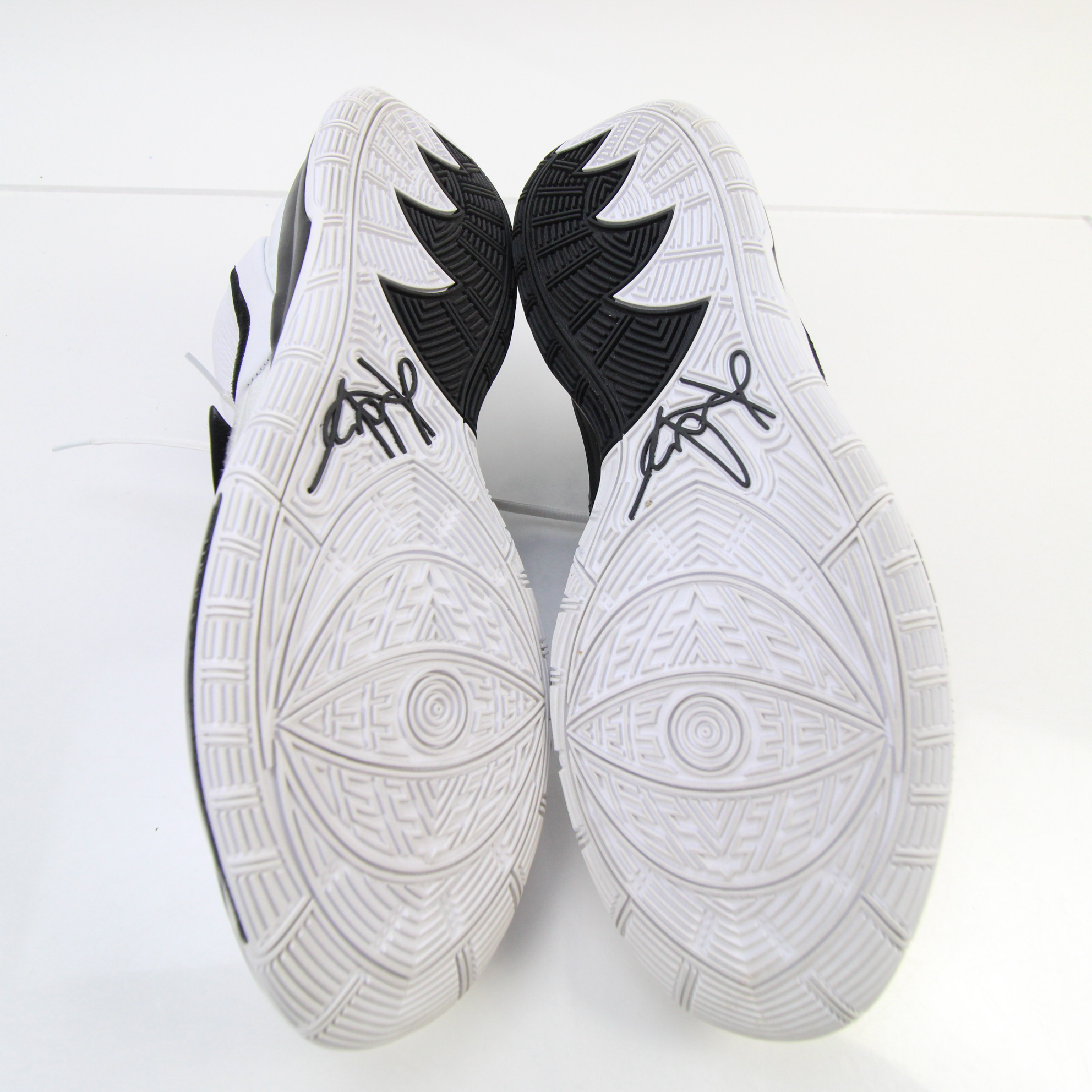 Nike Kyrie Basketball Shoe Men's White/Black Used No Insoles